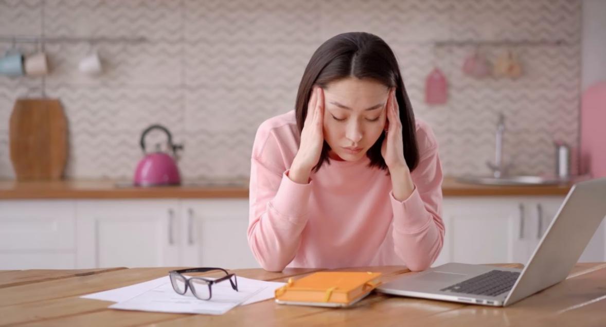 Початківець на килимку з блоком для йоги