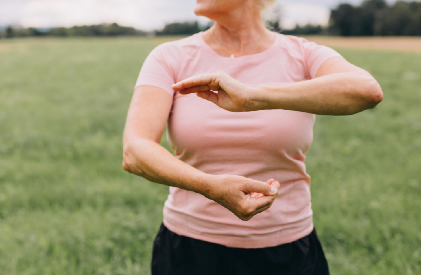 Група учнів виконує асани з блоками для йоги